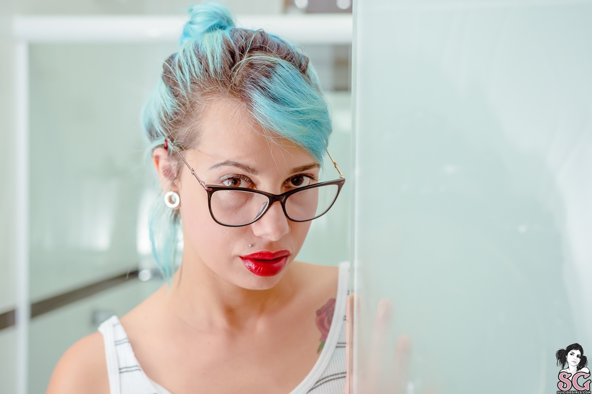 luie-meetmeinthebathroom-03.jpg