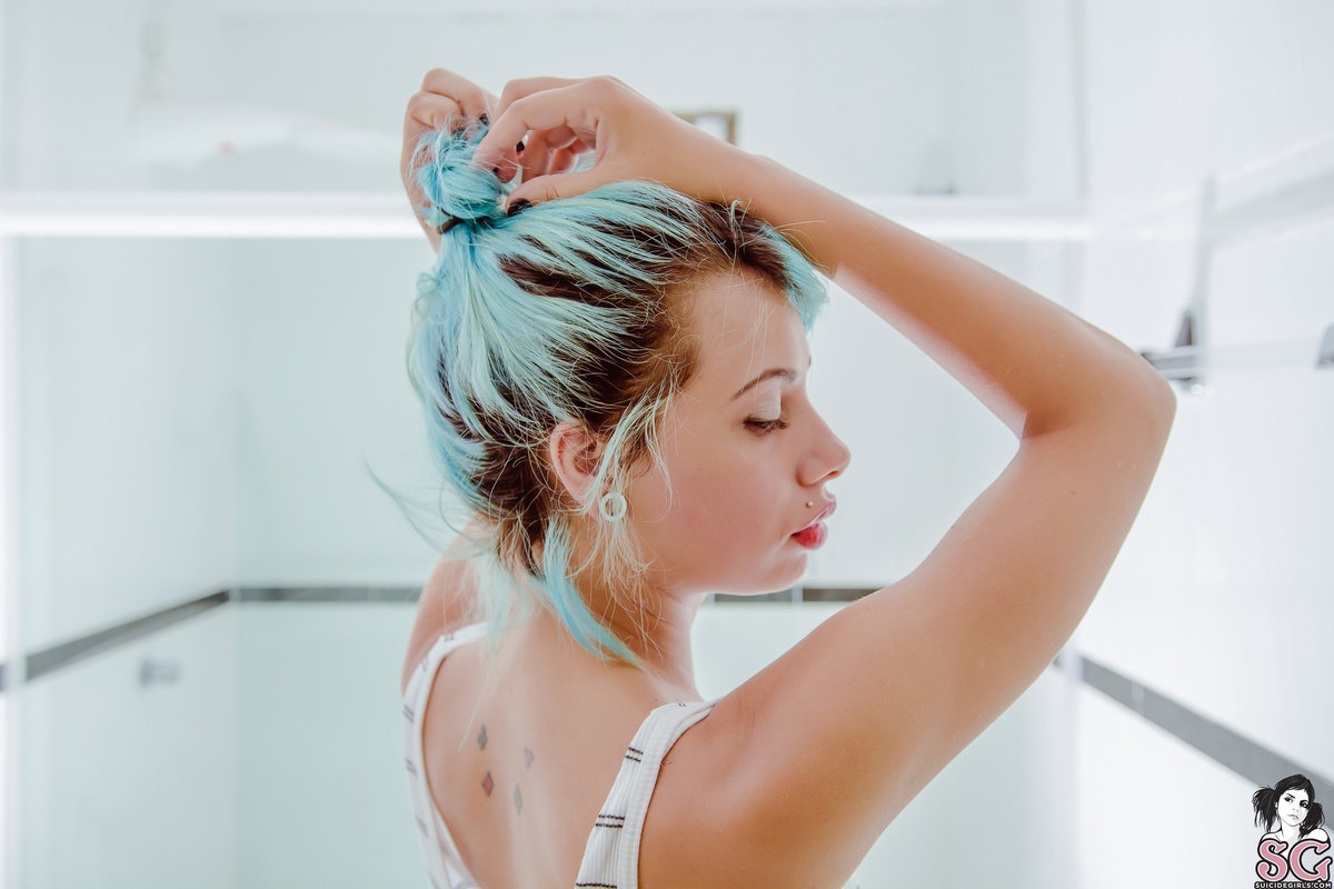 luie-meetmeinthebathroom-05.jpg