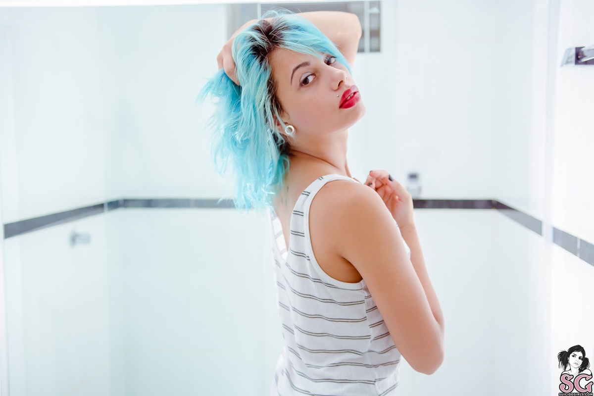 luie-meetmeinthebathroom-07.jpg