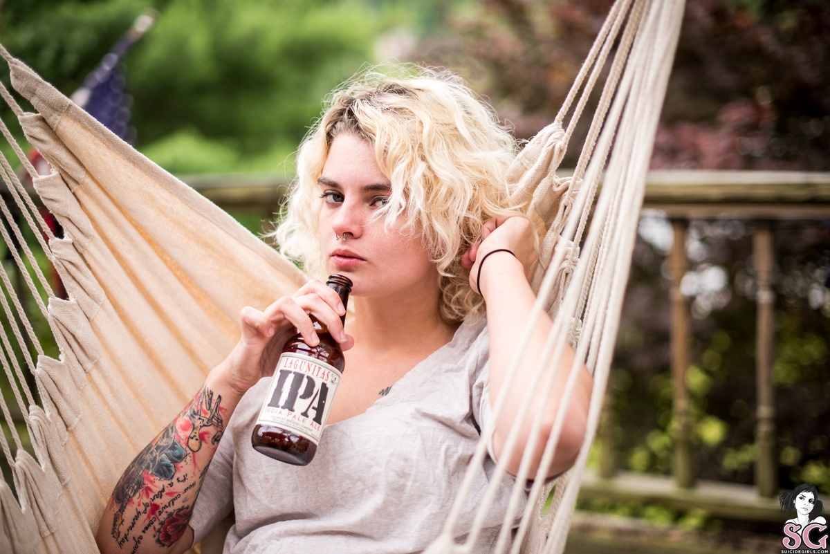 hannahsusanrose-loungingathome-03.jpg