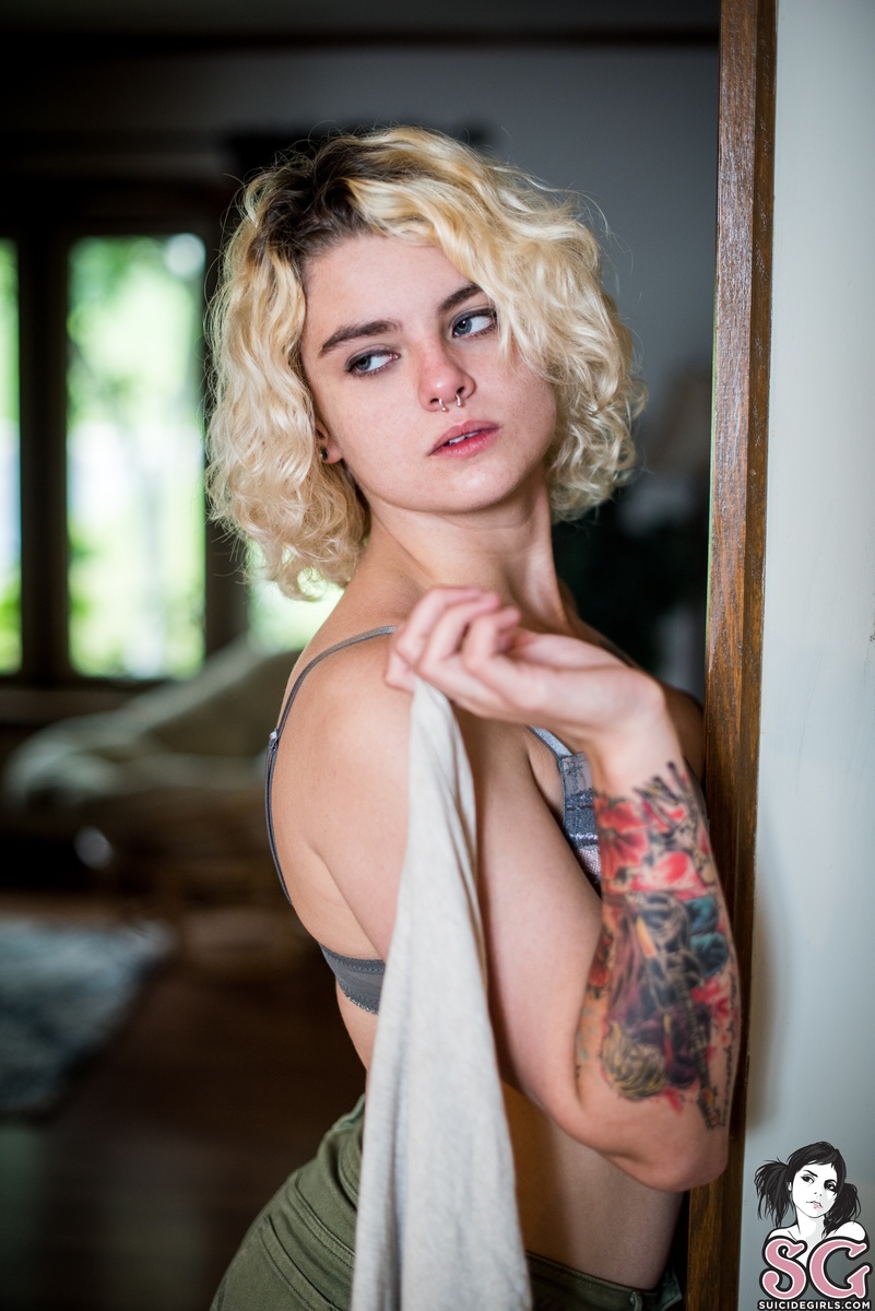 hannahsusanrose-loungingathome-11.jpg