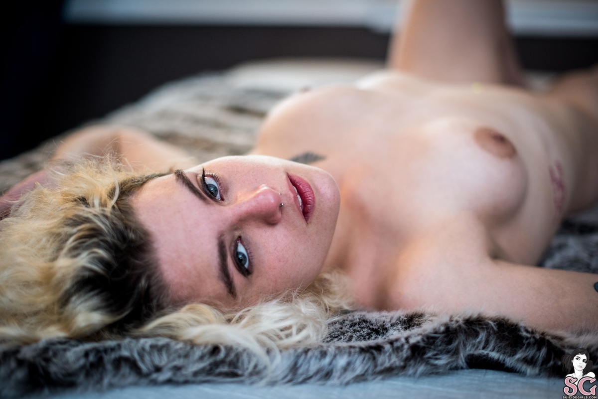 hannahsusanrose-loungingathome-39.jpg