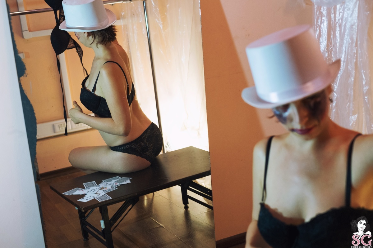 dancinggirl-strangestorymisseshyde-09.jpg