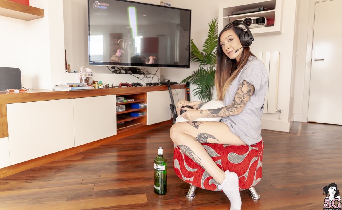 phianixx-girlsdontlikeboysgirlslikeginandgaming-01.jpg