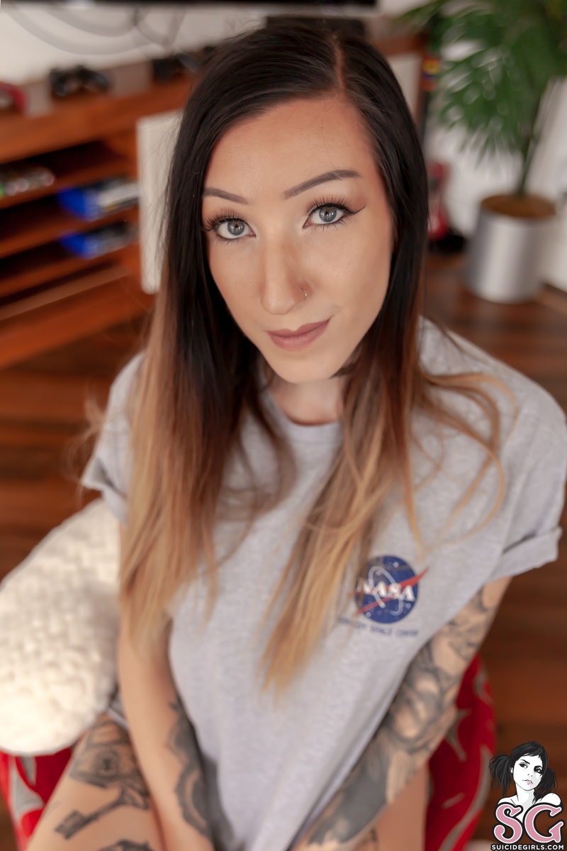 phianixx-girlsdontlikeboysgirlslikeginandgaming-05.jpg