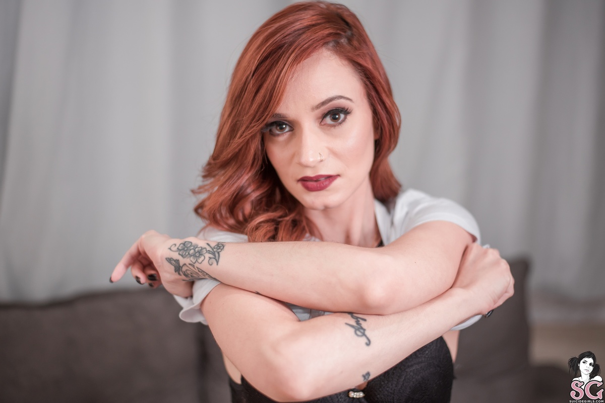 ellee-undertheskin-07.jpg