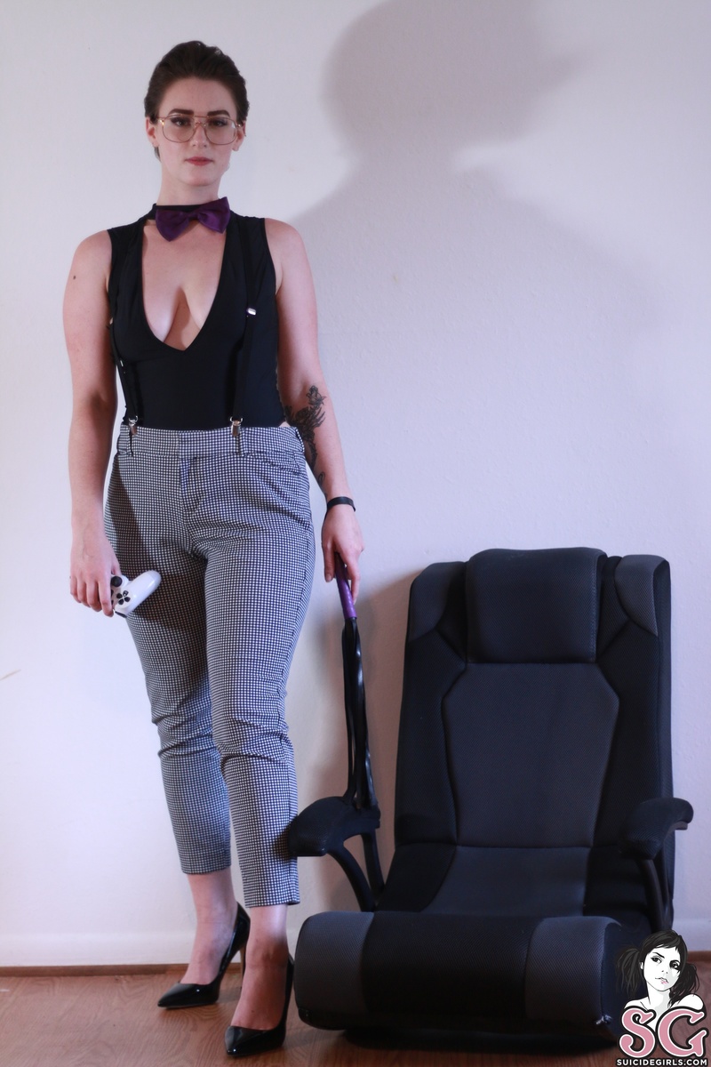 elizabeth-icanteachyouthegameorwhipyouintoshape-01.jpg