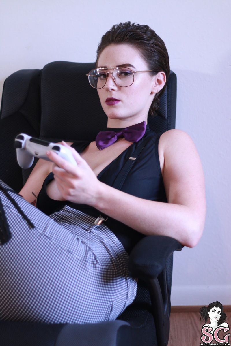 elizabeth-icanteachyouthegameorwhipyouintoshape-03.jpg