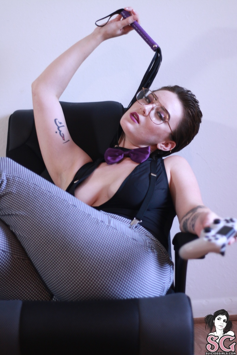 elizabeth-icanteachyouthegameorwhipyouintoshape-05.jpg