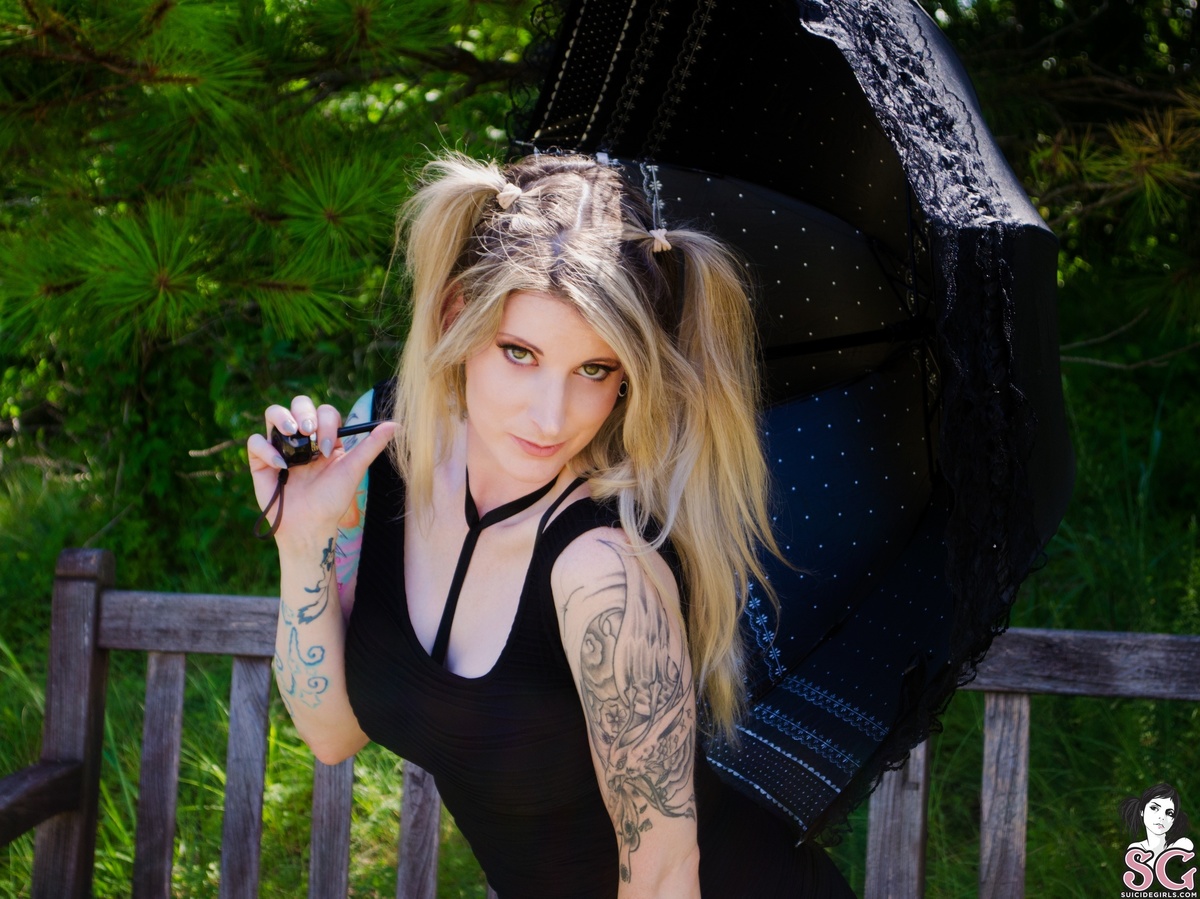 ivythorne-gothicdayatthebeach-01.jpg