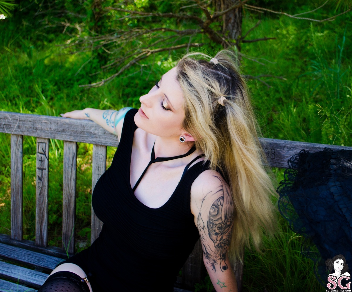ivythorne-gothicdayatthebeach-03.jpg