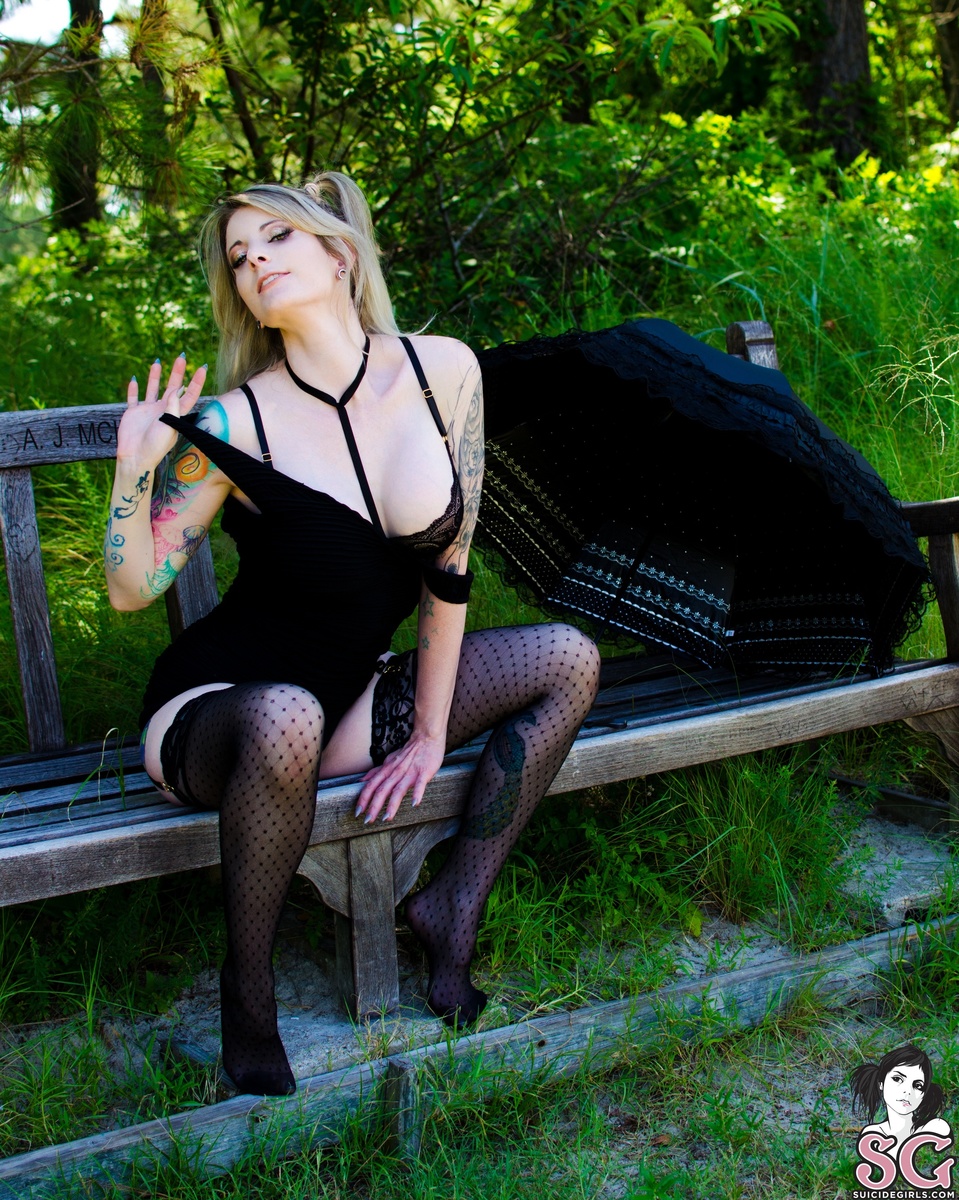 ivythorne-gothicdayatthebeach-05.jpg