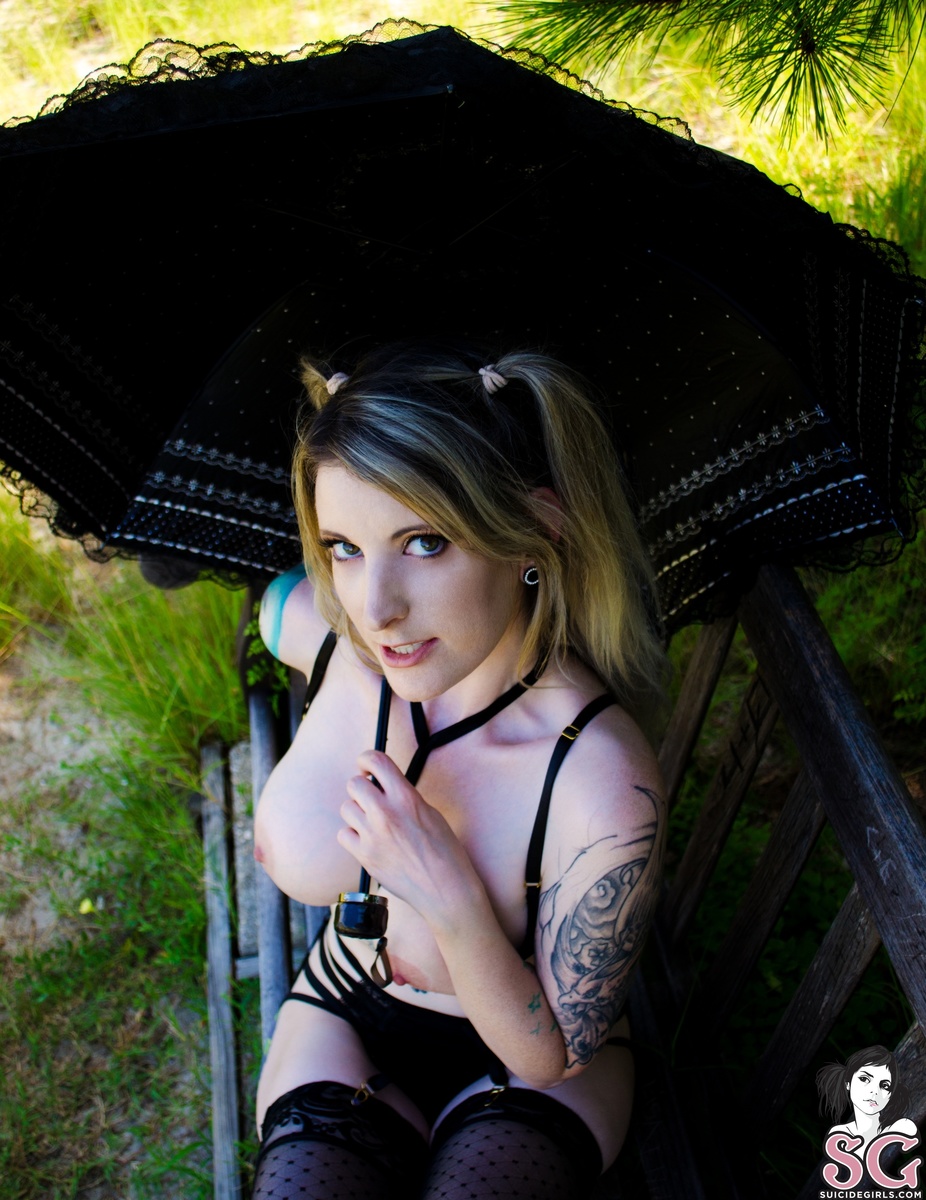 ivythorne-gothicdayatthebeach-19.jpg