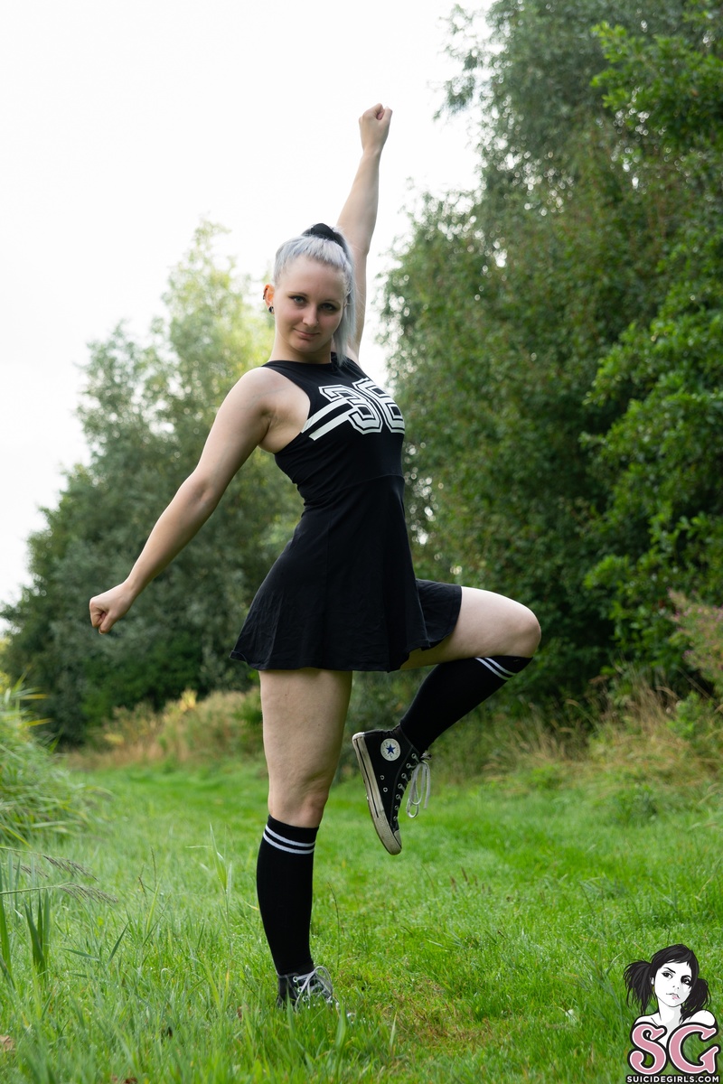queenofhell-letmecheeryouup-03.jpg