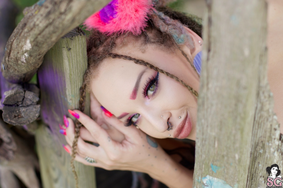 bizzy-canyoustandonyourhead-11.jpg