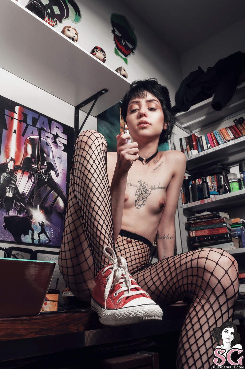 delmavis-dangerousgirl-09.jpg