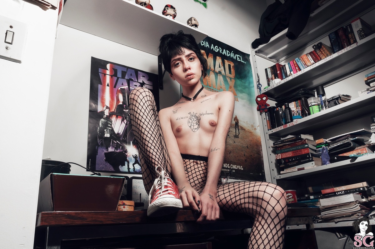 delmavis-dangerousgirl-13.jpg