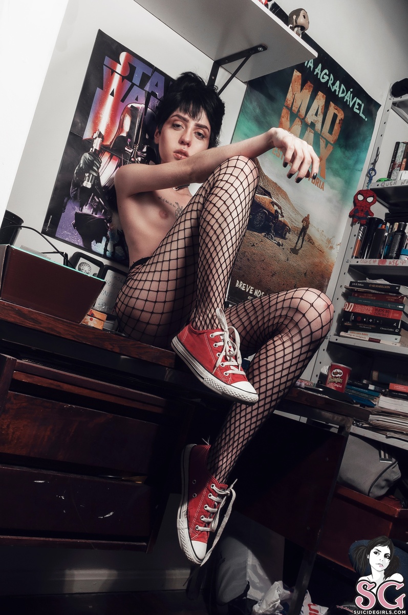 delmavis-dangerousgirl-15.jpg