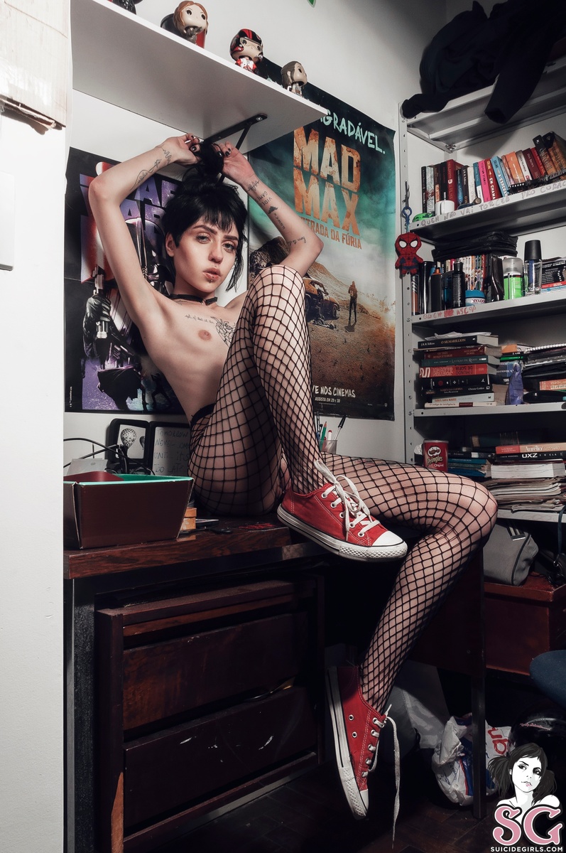 delmavis-dangerousgirl-17.jpg