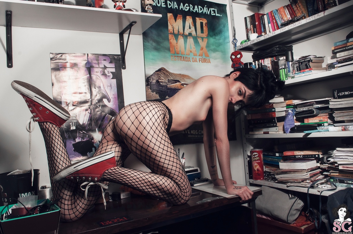 delmavis-dangerousgirl-27.jpg