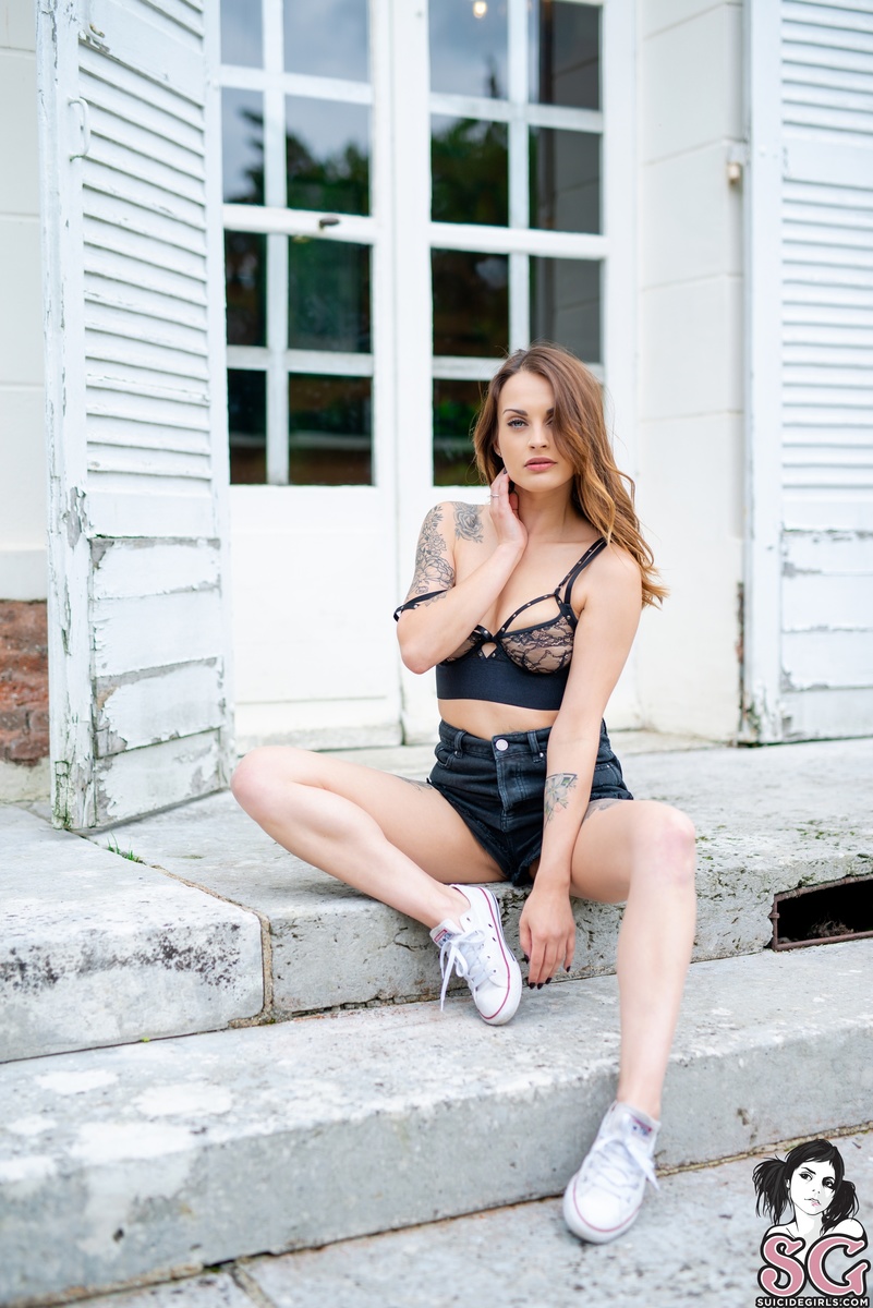 helenarae-chasinghighs-01.jpg