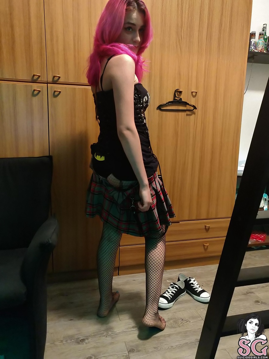 miinimuu-pinkhairedpunkgirl-11.jpg