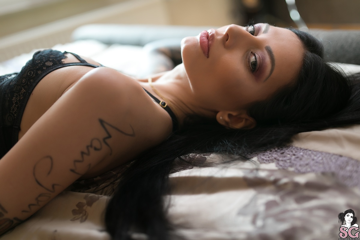 keridevilish-inbedroom-05.jpg