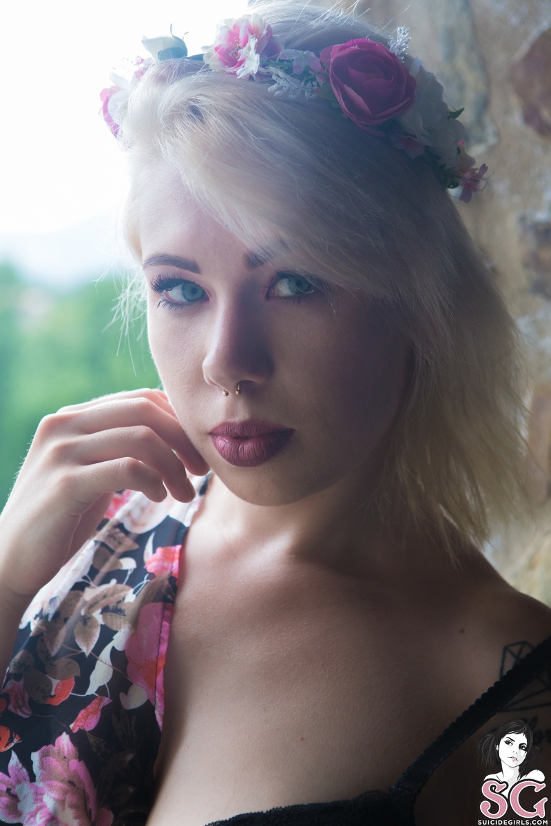 helynn-underthesheets-03.jpg