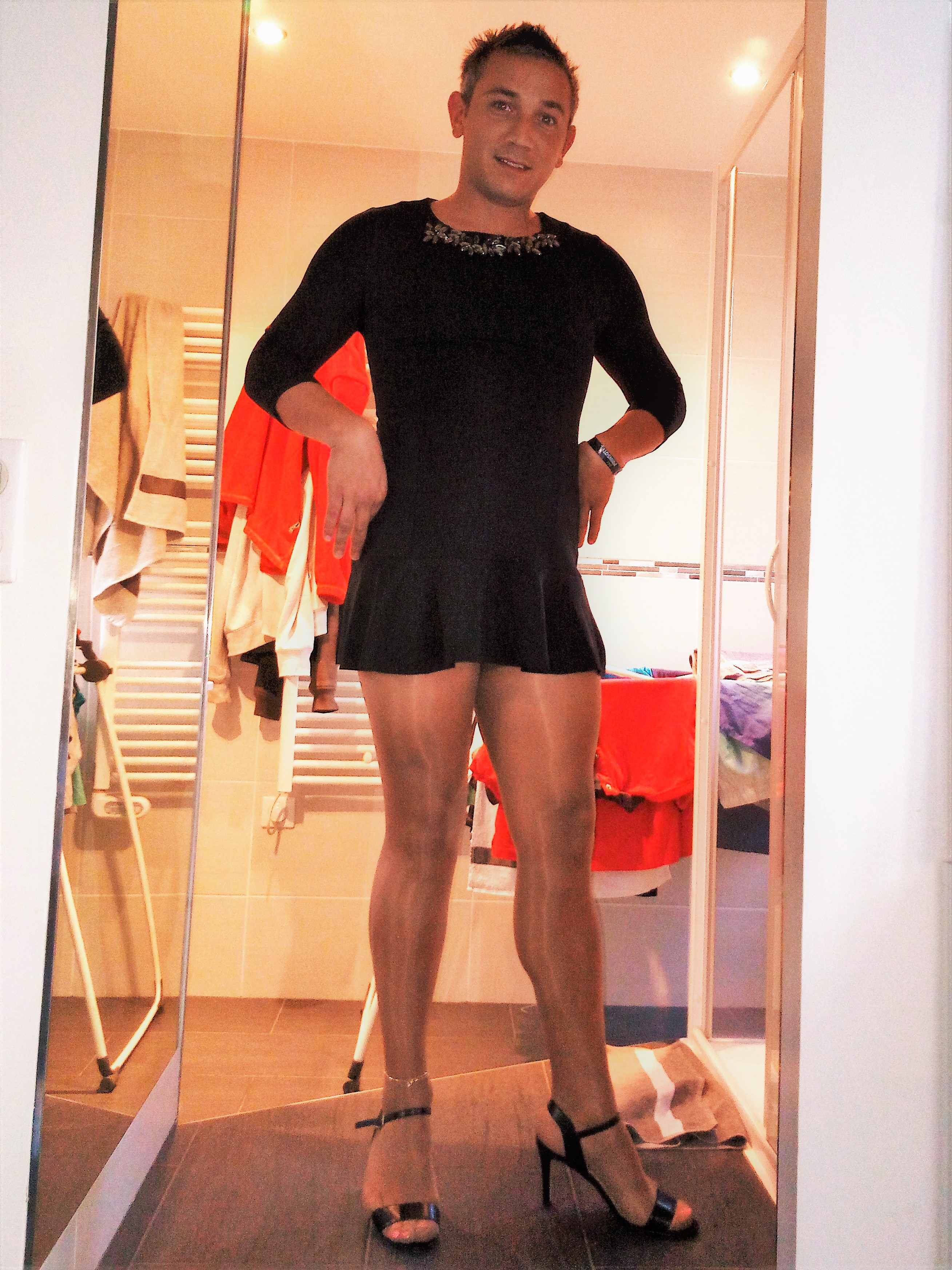 Raphael crespin robe courte collant brillant et sandales à talons