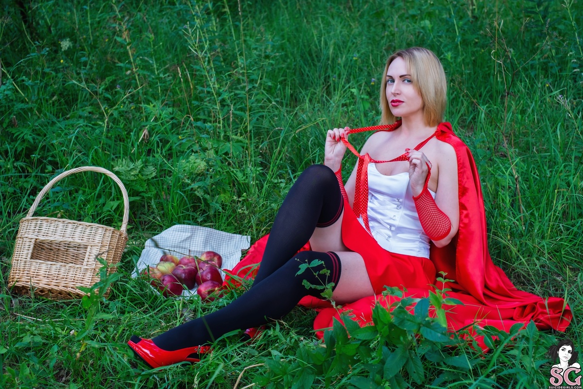 scarletjam-applesforredridinghood-05.jpg