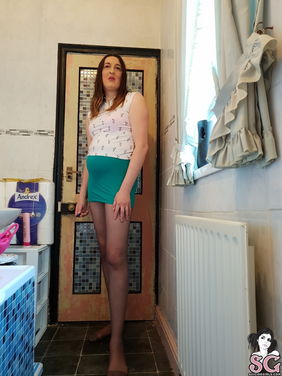 sexylegsemma-catlady-01.jpg