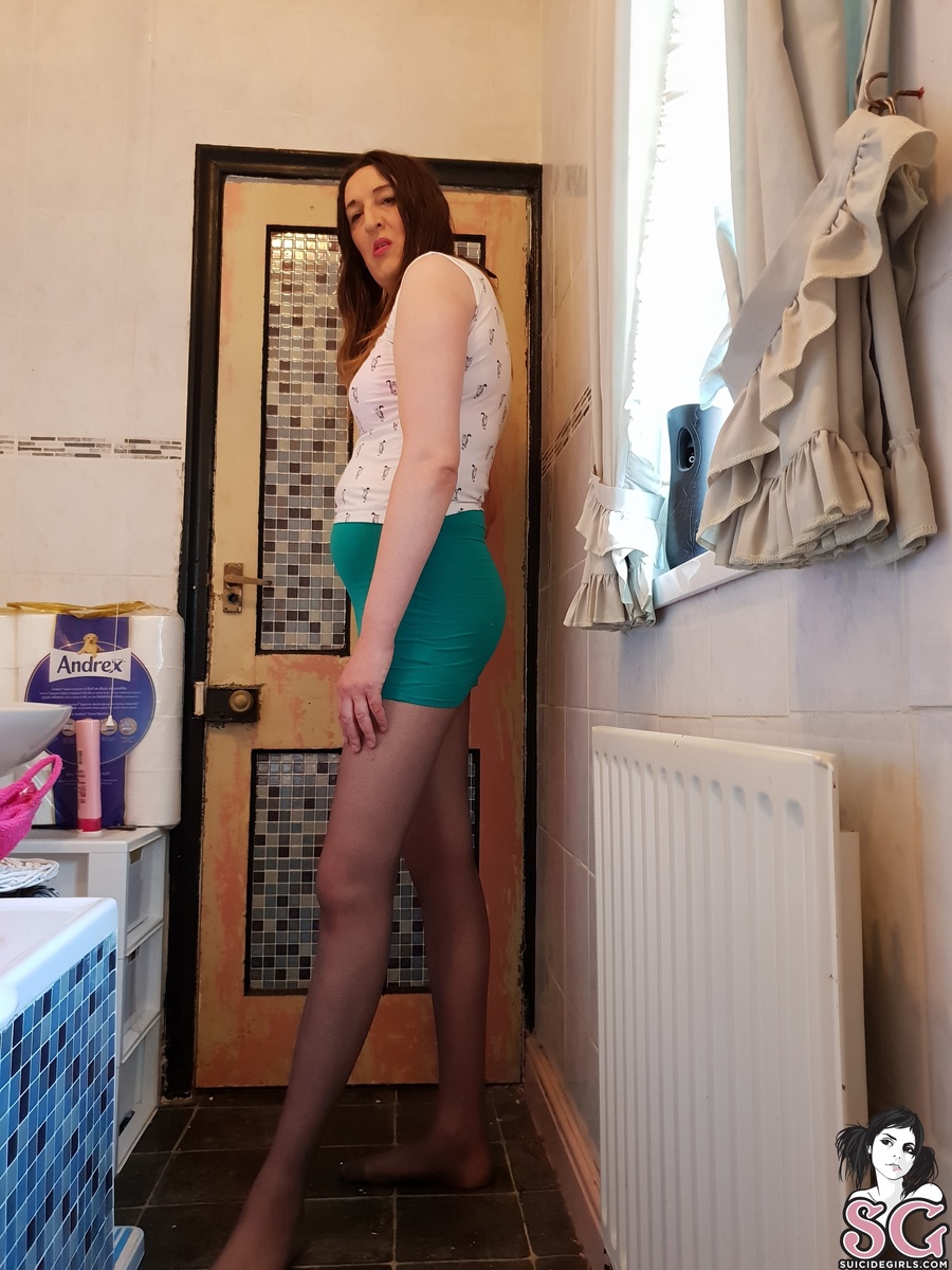sexylegsemma-catlady-03.jpg