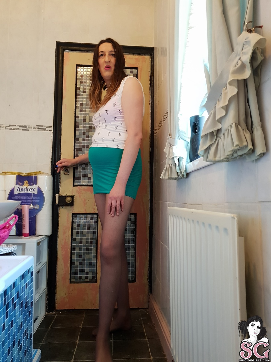 sexylegsemma-catlady-05.jpg