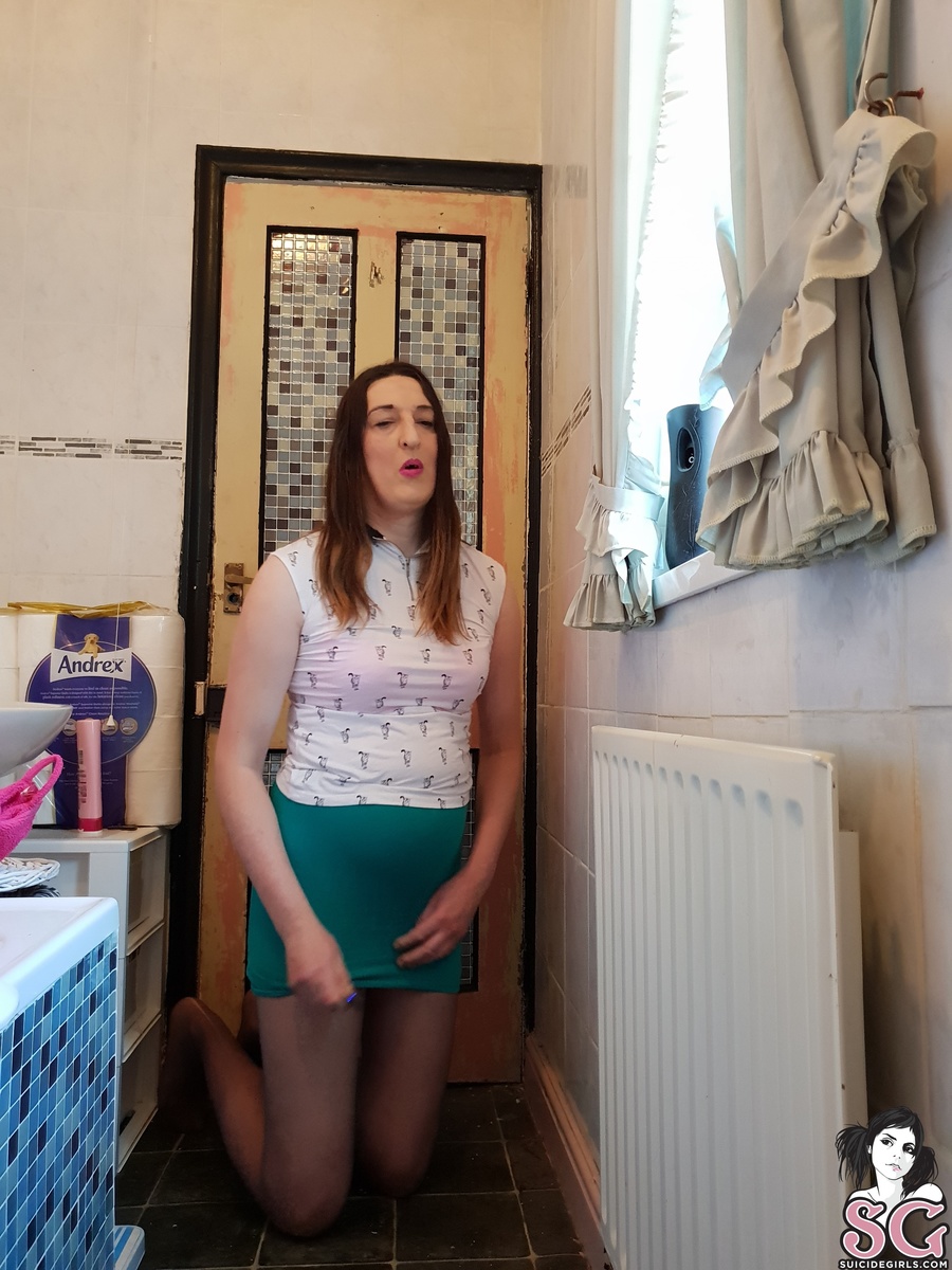 sexylegsemma-catlady-09.jpg
