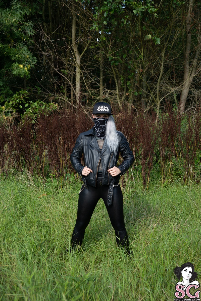 queenofhell-rebelyell-01.jpg