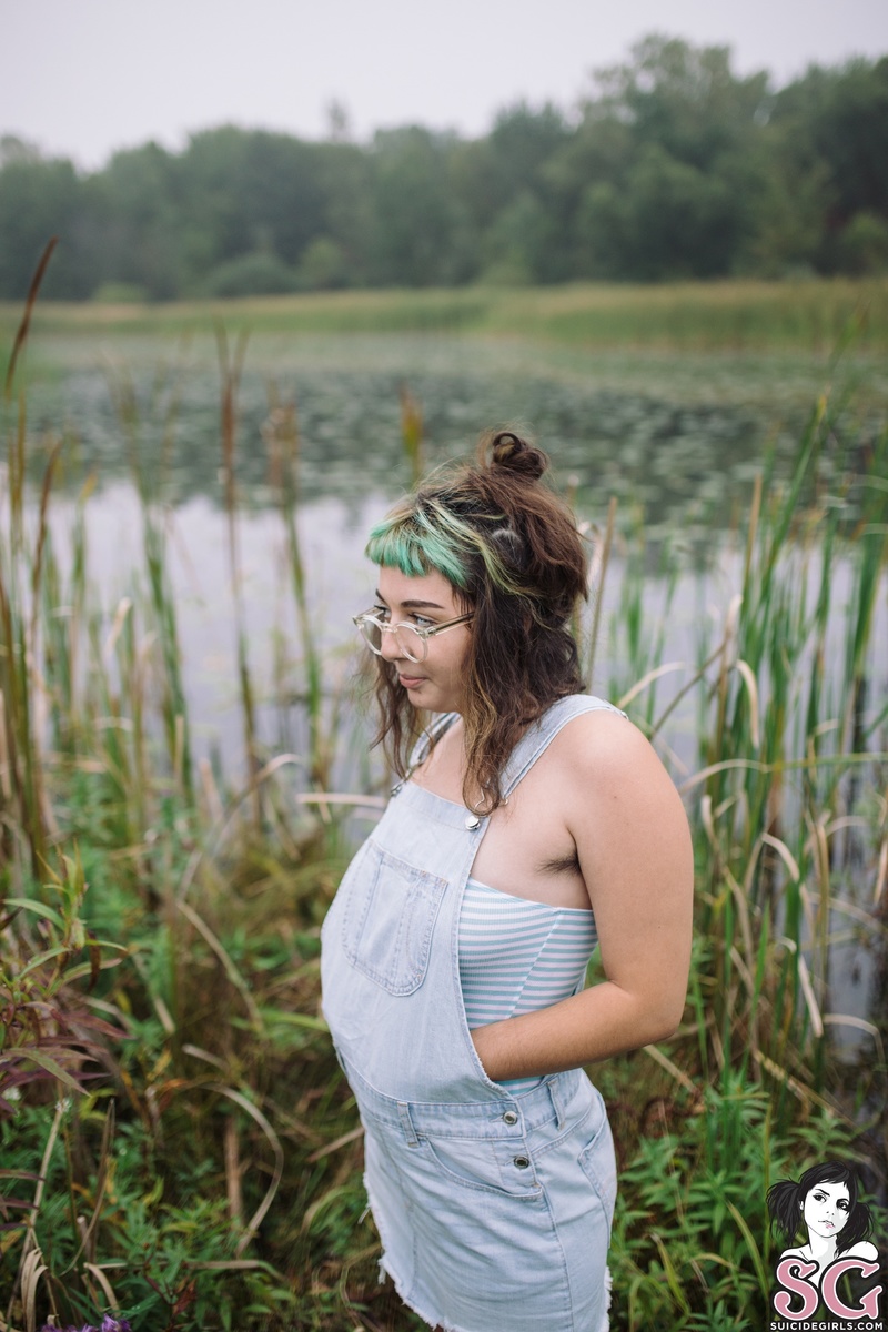 dynamitegrrl-fallinginthefieldswithtrillium-01.jpg