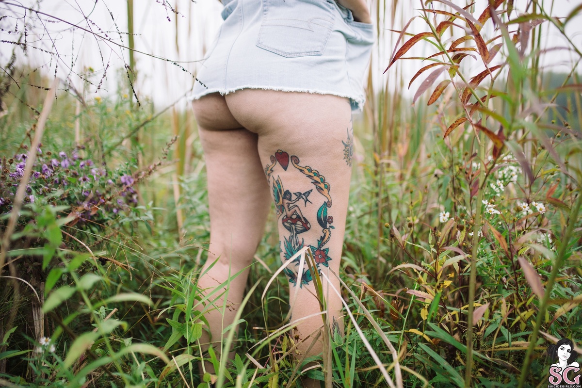 dynamitegrrl-fallinginthefieldswithtrillium-03.jpg