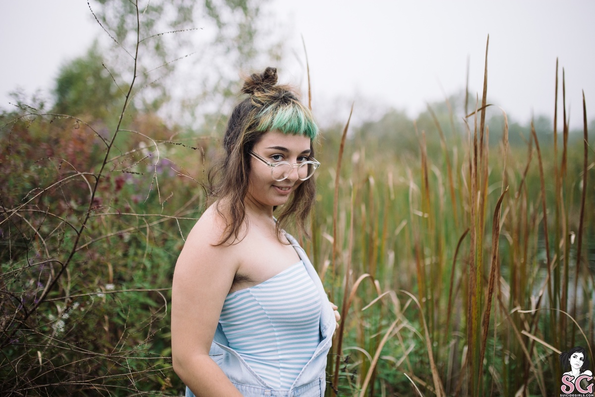dynamitegrrl-fallinginthefieldswithtrillium-05.jpg