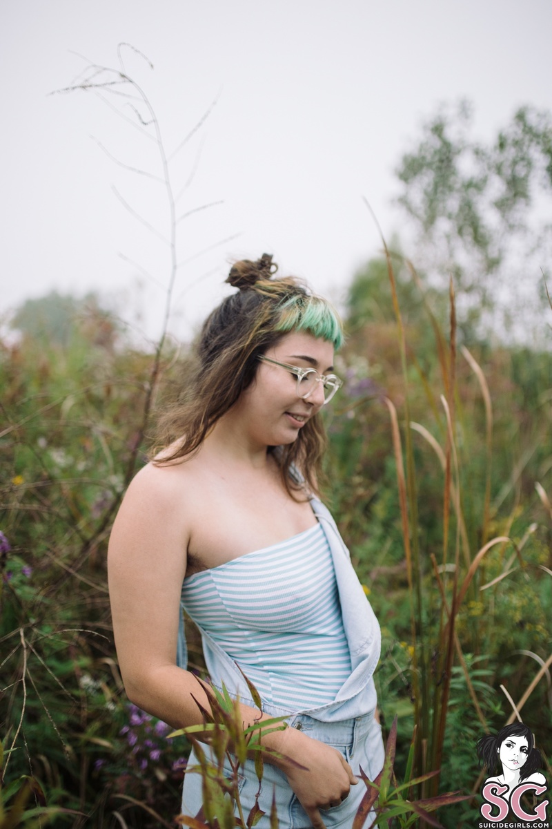 dynamitegrrl-fallinginthefieldswithtrillium-07.jpg