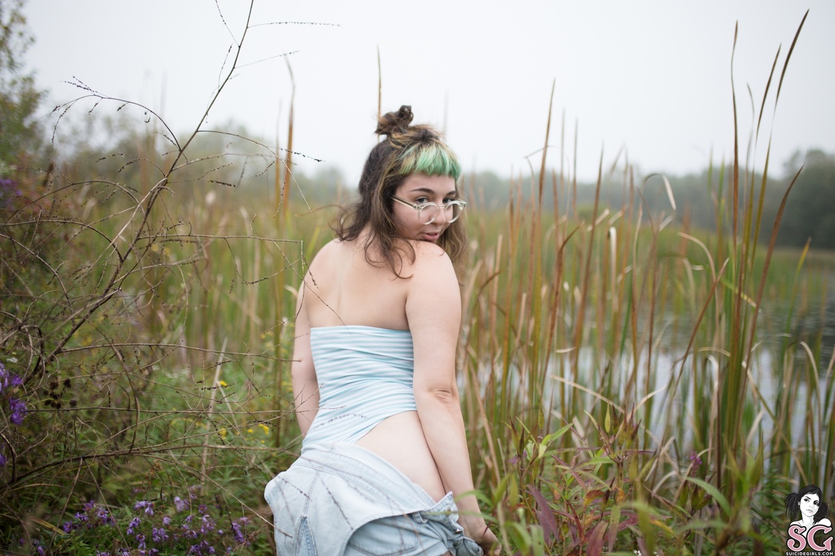 dynamitegrrl-fallinginthefieldswithtrillium-09.jpg