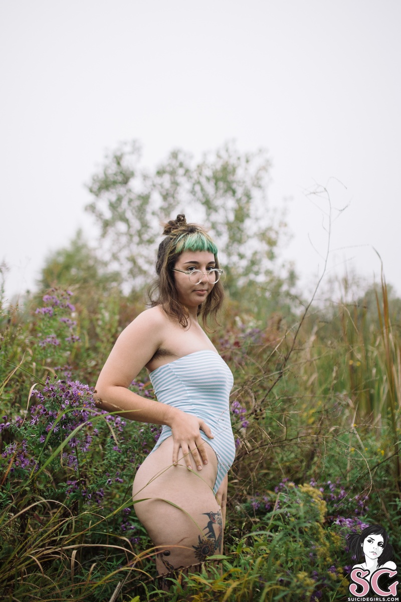 dynamitegrrl-fallinginthefieldswithtrillium-11.jpg