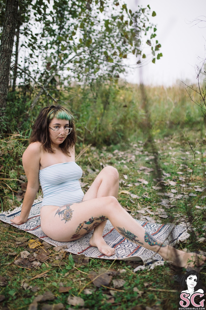 dynamitegrrl-fallinginthefieldswithtrillium-17.jpg