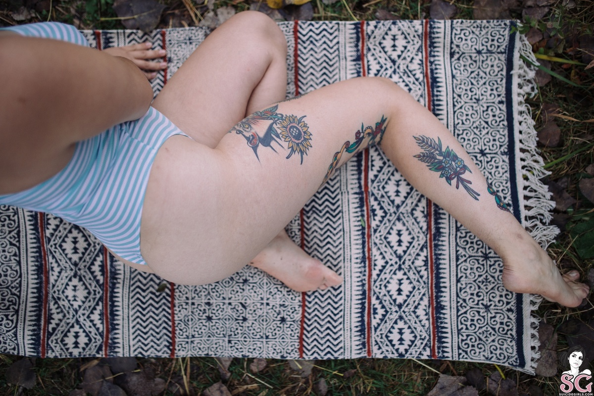 dynamitegrrl-fallinginthefieldswithtrillium-19.jpg