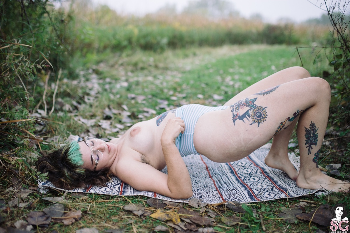 dynamitegrrl-fallinginthefieldswithtrillium-23.jpg