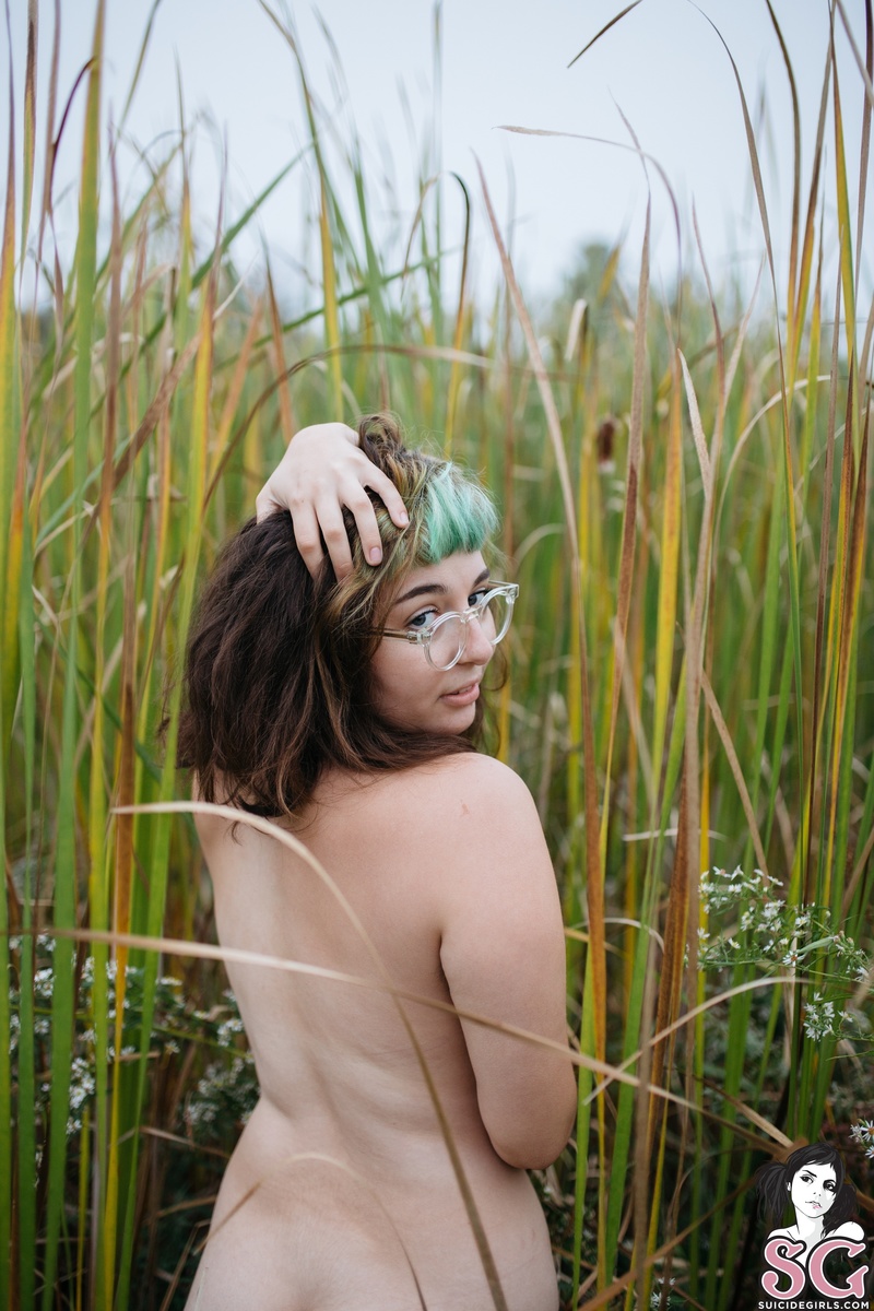 dynamitegrrl-fallinginthefieldswithtrillium-37.jpg