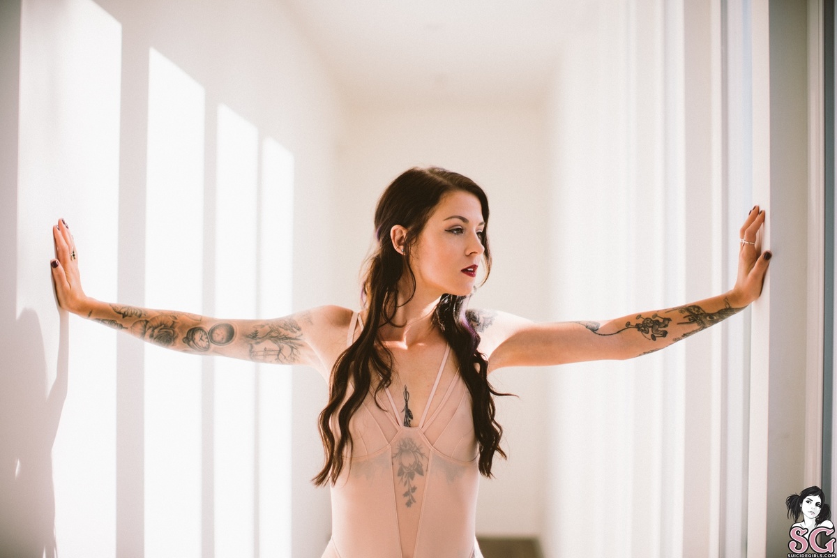 mariselle-whitehallway-01.jpg