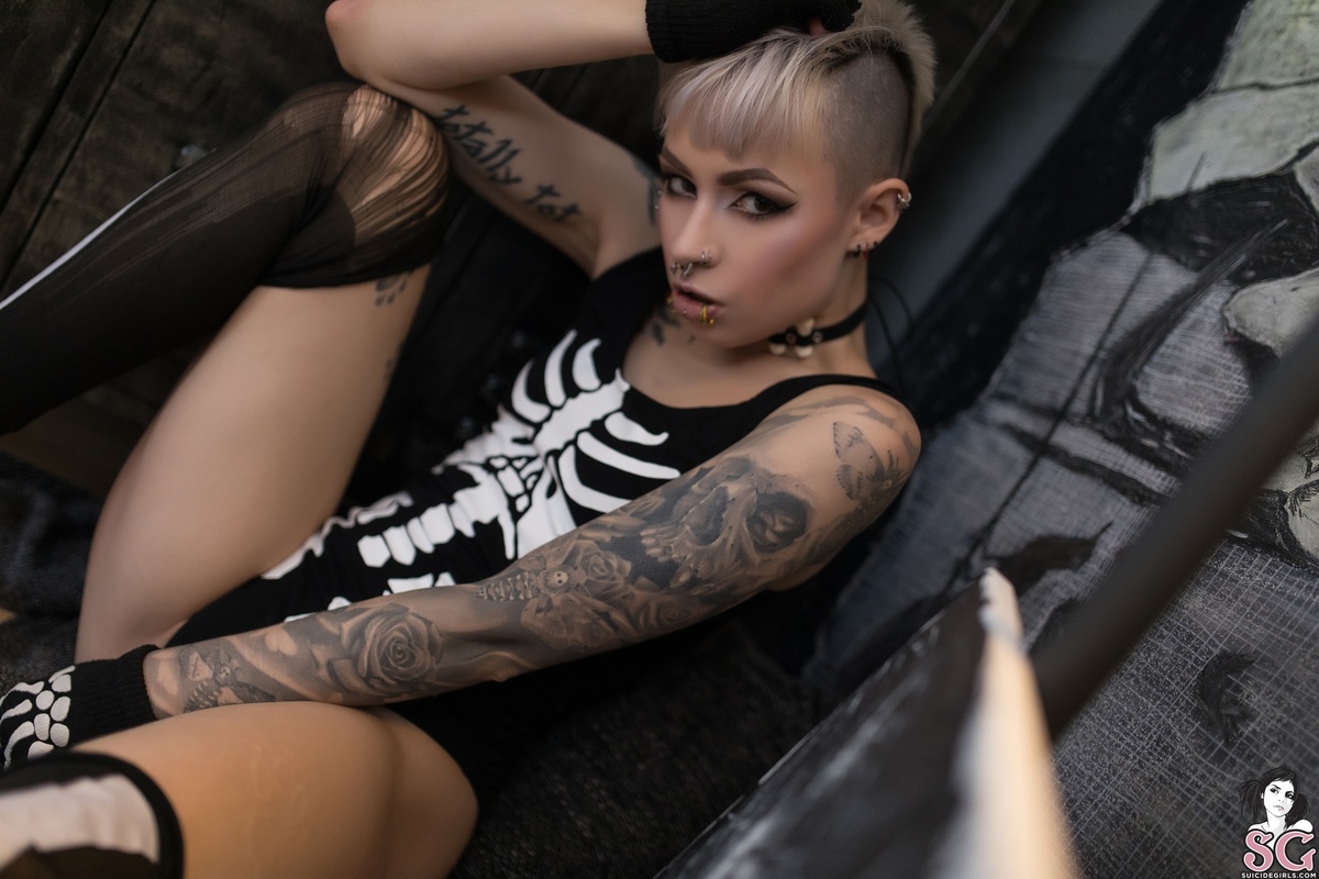 triztaess-skeletonhymns-05.jpg