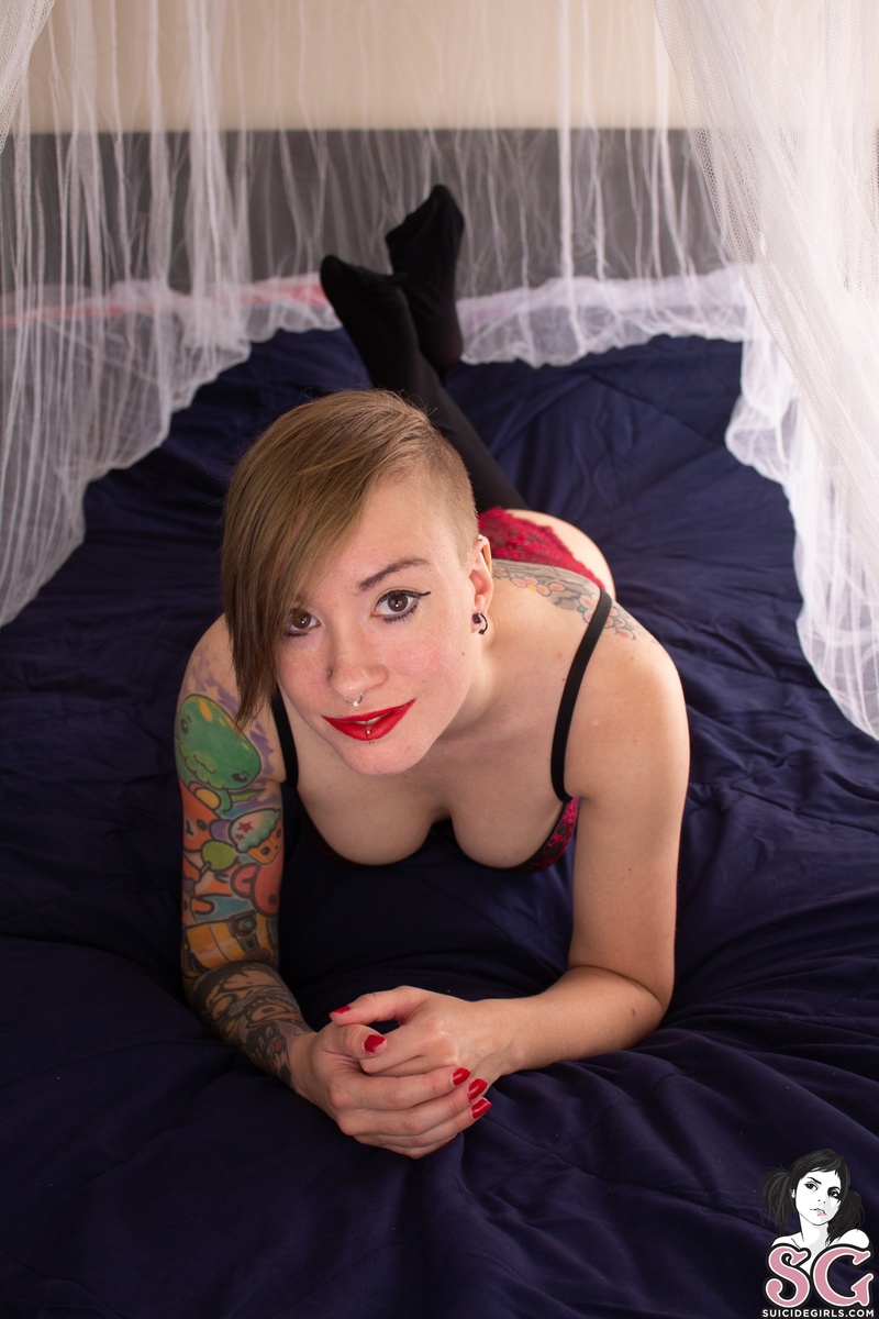 toxicbellatrix-redlingeriesunday-01.jpg