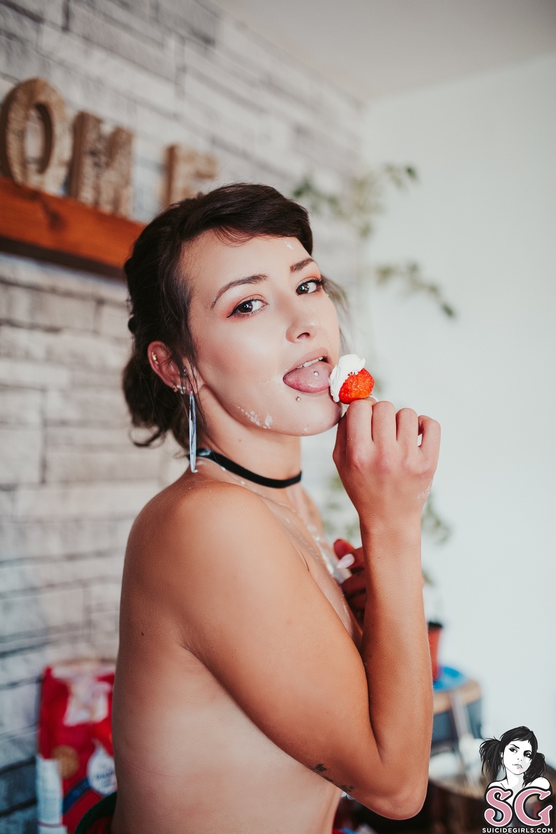 auroraxrose-strawberriescream-31.jpg