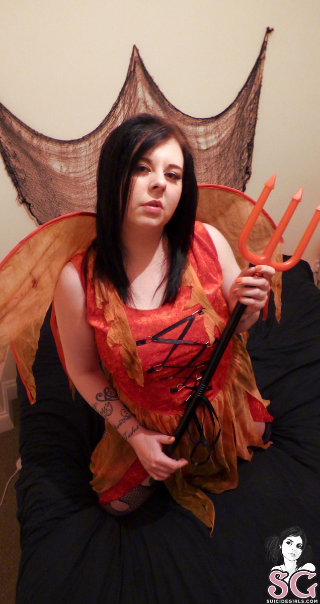 emilyjade-satansqueen-01.jpg